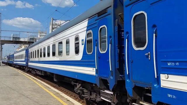 Электровоз ВЛ82М-037 в составе пассажирского поезда Харьков - Ужгород, 09 июля  2021 г.