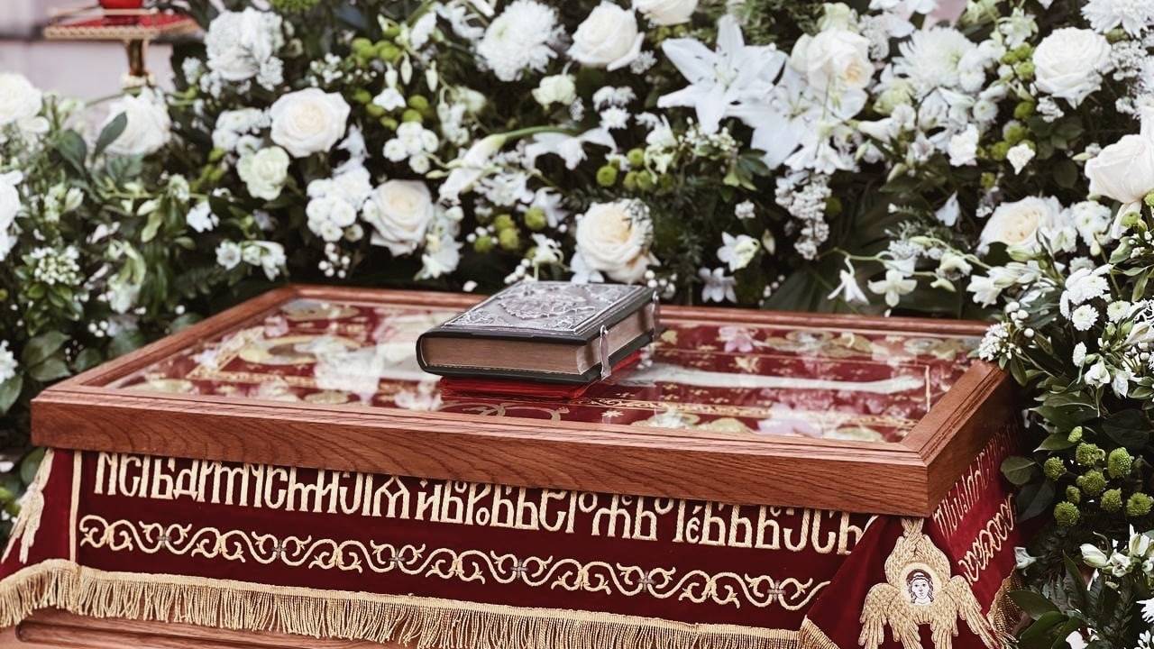 Вечерня с выносом Плащаницы. Великий Пяток смотреть онлайн