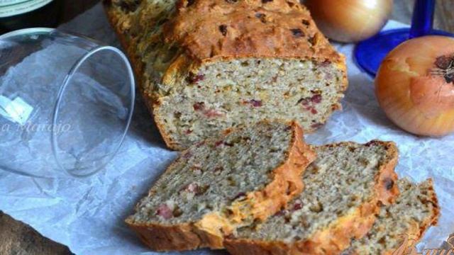 Закусочный хлеб на пиве с копченой ветчиной и луком