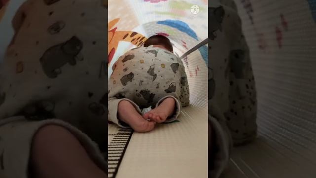 Дочь смешно ползёт под музыку смотреть онлайн