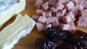 Горячий бутерброд с ветчиной, черносливом и сыром