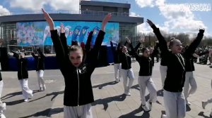 1_МАЯ_ТОЛЬЯТТИ ТАНЦЫ ПЕСНИ В СКВЕРЕ 50-ЛЕТИЯ АВТОВАЗА-RUTUBE