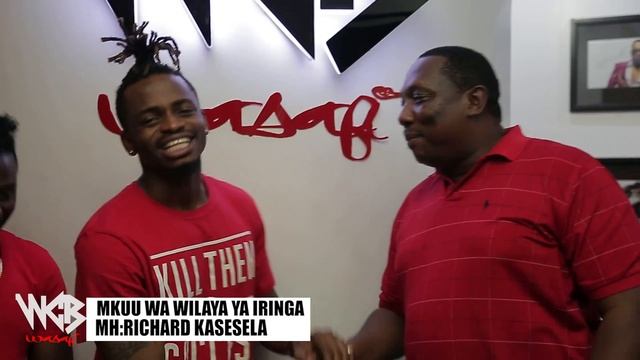 Diamond Platnumz - DC WA WILAYA YA IRINGA HM; RICHARD KASESELA AMKALIBISHA DIAMOND IRINGA (JINGO) смотреть онлайн