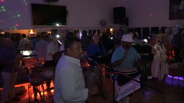 Agua Dulce salsa band. Darte un Beso смотреть онлайн