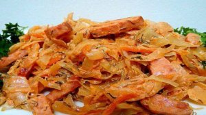 Капуста тушёная в томатно-сметанном соусе с колбасой