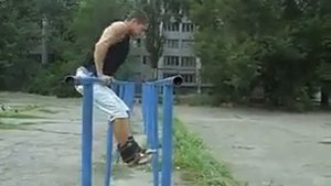 Денис Минин. Фрагменты тренировки Дениса Минина с желетом утяжелителем (Street Workout)