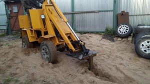 Самодельный мини фронтальный погрузчик. Решили его  специально усадить.