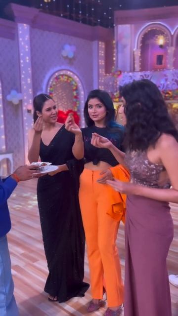 #CHURI sahmne ta Dieting out@sonambajwa @officialkanikamann