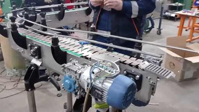 Пластинчатый конвейер. Участок линии упаковки. смотреть онлайн