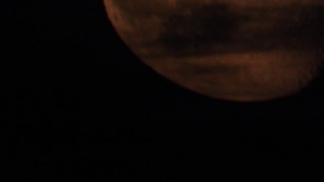 Луна стала как яйцо. Искажение атмосферы во время восхода