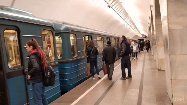 [Ретро-метро]: Еж3/Ем-508Т на станции "Кузнецкий мост" смотреть онлайн