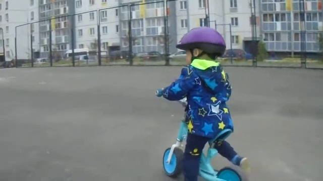 Осваиваем беговел. 1,8 смотреть онлайн