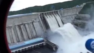 Бурейская ГЭС сбрасывает воду: съемка с вертолета