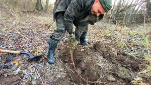 Старинная цепь уходила глубоко в землю То что откопал - озадачило.