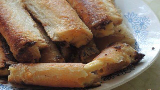 Рулетики из сыра и хлеба