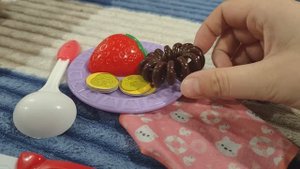 играем в детскую посудку, раскладываем игрушечные продукты на тарелке