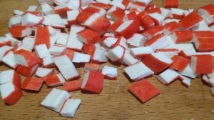 Салат из крабовых палочек яиц и помидоров