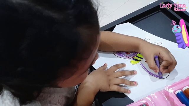 Mengambar kupu kupu dan mewarnai bersama mama