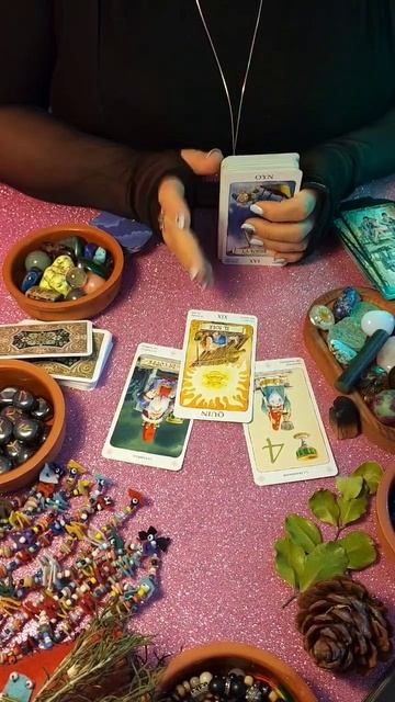 РЕВНУЕТ ЛИ ОН МЕНЯ❓️❓️❓️ #таро смотреть онлайн