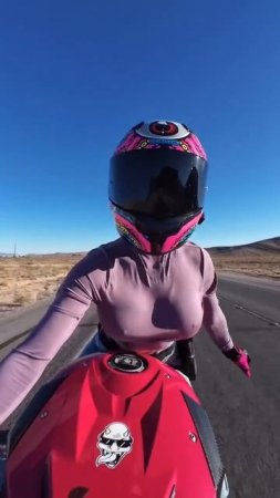Горячая девушка на спортбайке