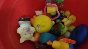 играем в резиновые игрушки для малышей лля ванной