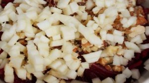 Салат из свеклы с орехами и яблоком
