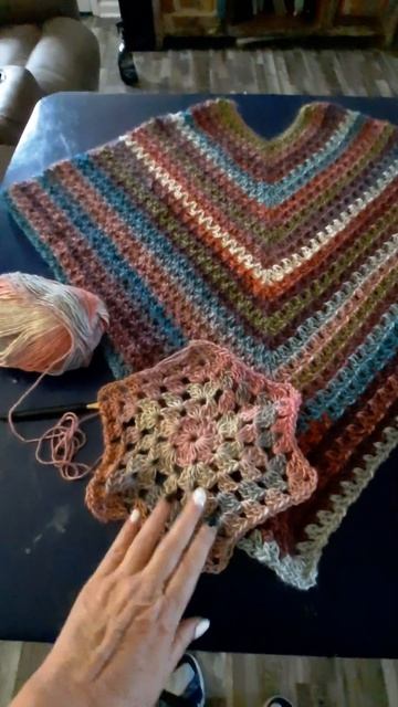 Fringe or no fringe?  That is the question. This is finished poncho. Tutorial #bagodaycrochet
