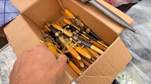 Целая коробка настоящих кортиков и трость с кнутом для "шалунов" на барахолке.