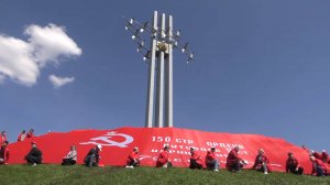 На Соколовой горе в Саратове развернули огромную копию Знамени Победы