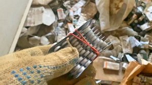 Наткнулся на кучу неиспользованных лекарств в заброшке. Интересно - их выбросили или оставили.