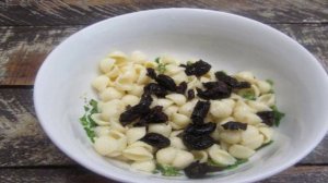 Салат из макарон с вялеными оливками и помидором