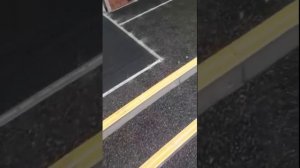 Монтаж каучукового покрытия и алюминиевого профиля