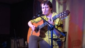 Елена Бушуева в Калин-холле. Поет песню из "Белой гвардии"