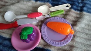 играем в детскую посудку, раскладываем овощи и фрукты на липучках по тарелкам