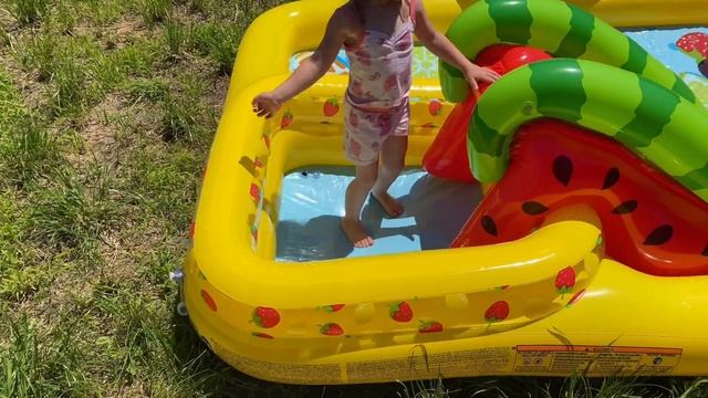 Надуваем новый детский бассейн с горкой и катаемся вместе! Видео для детей Настя лайк дарит бассейн смотреть онлайн