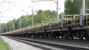 Рельсовоз перевозит плети ВЛ11М-165
