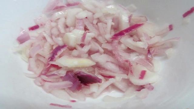 Салат с копченым лососем и свежим огурцом