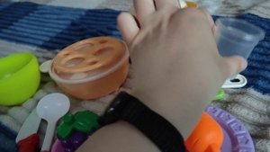 играем в детскую посуду, готовим из игрушечной еды, игра в повара