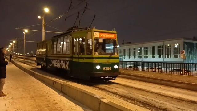 Учебный трамвай едет по эстакаде в Атово смотреть онлайн