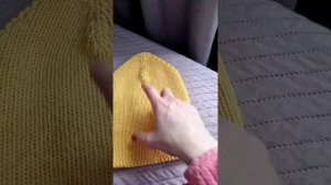 Шапка спицами на весну из пряжи Лана гатто супер софт, цвет желтый