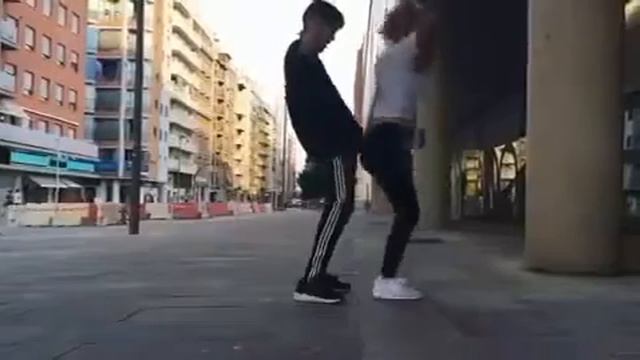 Парень и девушка танцуют шафл смотреть онлайн