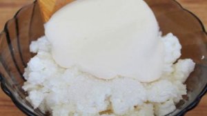 Творожно-сливочный десерт с клубникой и мелиссой