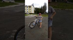 Как научится вставать на дыбы (урок на вилосепеде)