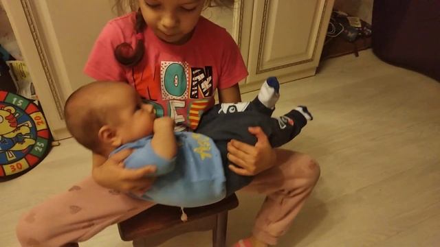 По кочкам, по кочкам, по маленьким листочкам. Аврора нянчит брата. смотреть онлайн