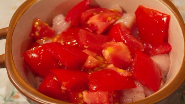 Запеченная грудка с помидорами и сыром