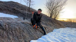 Железная ручка торчала прямо из склона оврага.