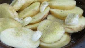 Свиные ребрышки с картофелем в духовке