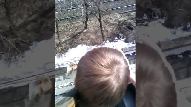 Обливаем людей водой с балкона часть2