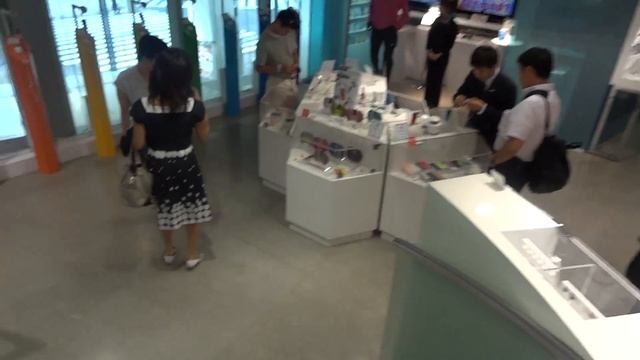 20110915 Wait 35min for SONY HMZ-T1's Demo(Sony Building@Ginza)
