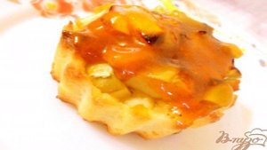 Галеты с яблоками и абрикосовым джемом